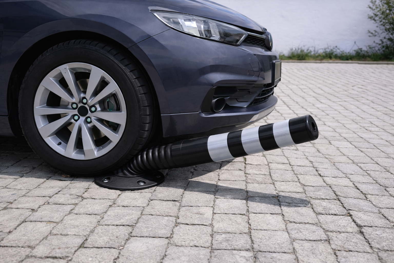 Flexible parking post crushing by vehicle